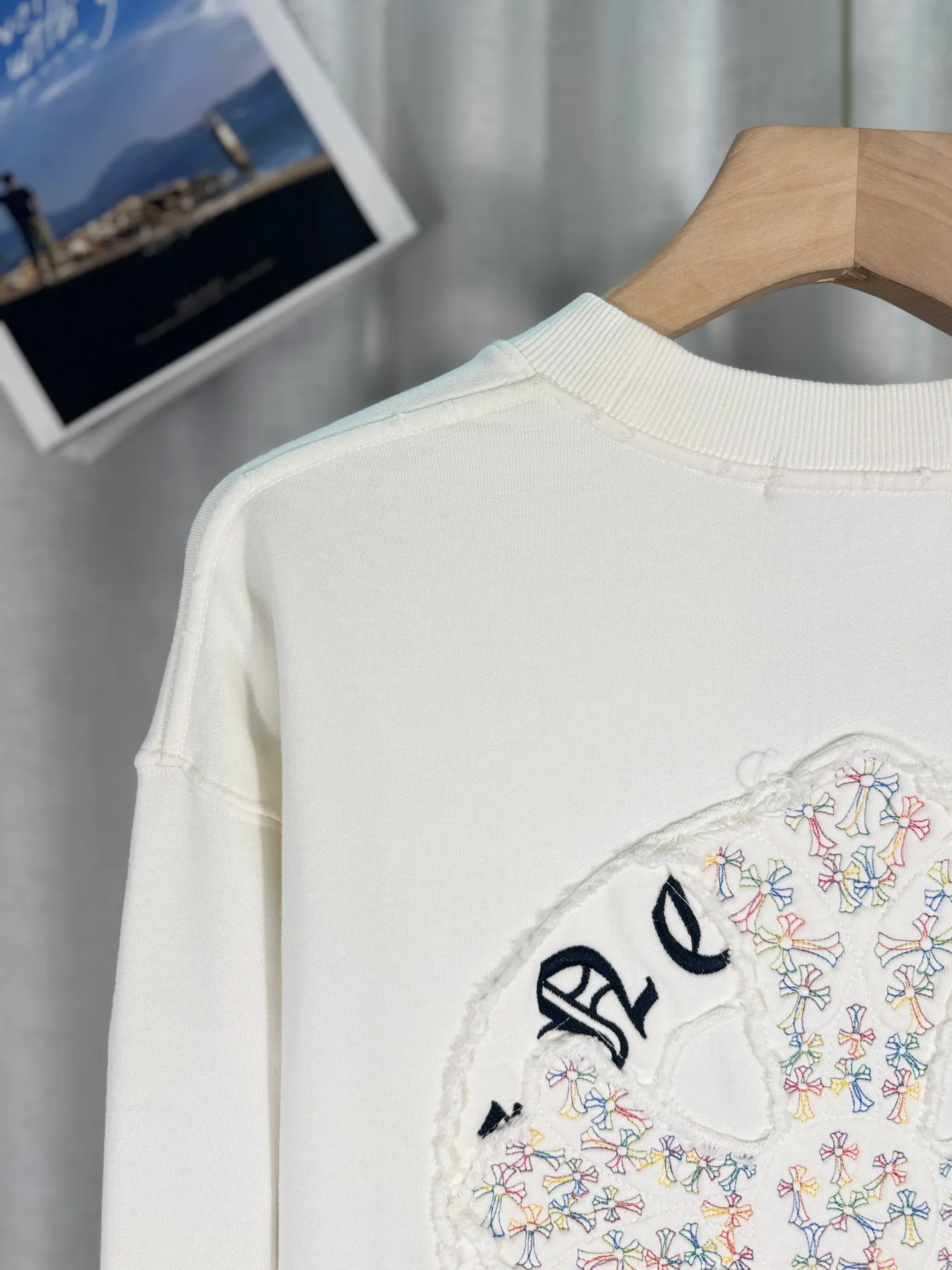 P270 top version, real shot without P, ​​different from market currency) 𝗖𝗵𝗿𝗼𝗺𝗲 𝗛𝗲𝗮𝗿𝘁𝘀/Cro Xin 2025 Bi Wen Dyed and Worn Autumn and Winter New Original Single Counter American Laser Burnt Bi Wen Dyed and Worn Couple Casual Sweater 👑The highest version! Customized fabric 430g tripe terry fabric! American acid washed distressed original denim with burnt flowers ✟appliqué embroidery and exquisite embroidery of letters! The best-selling model in the counter, very comfortable to wear. Accessories: original molded and authenticated collar label➕100% silk wash label. Genuine purchase-grade original hangtag➕matching hanging rope➕3D hanging beads➕original packaging bag. Craftsmanship: The original version has consistent wiring! The highest version of the armhole matching technique! Color: White Black Size: S M L XL Style No.: 9327
